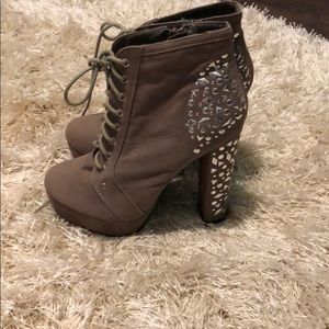 Heeled boots